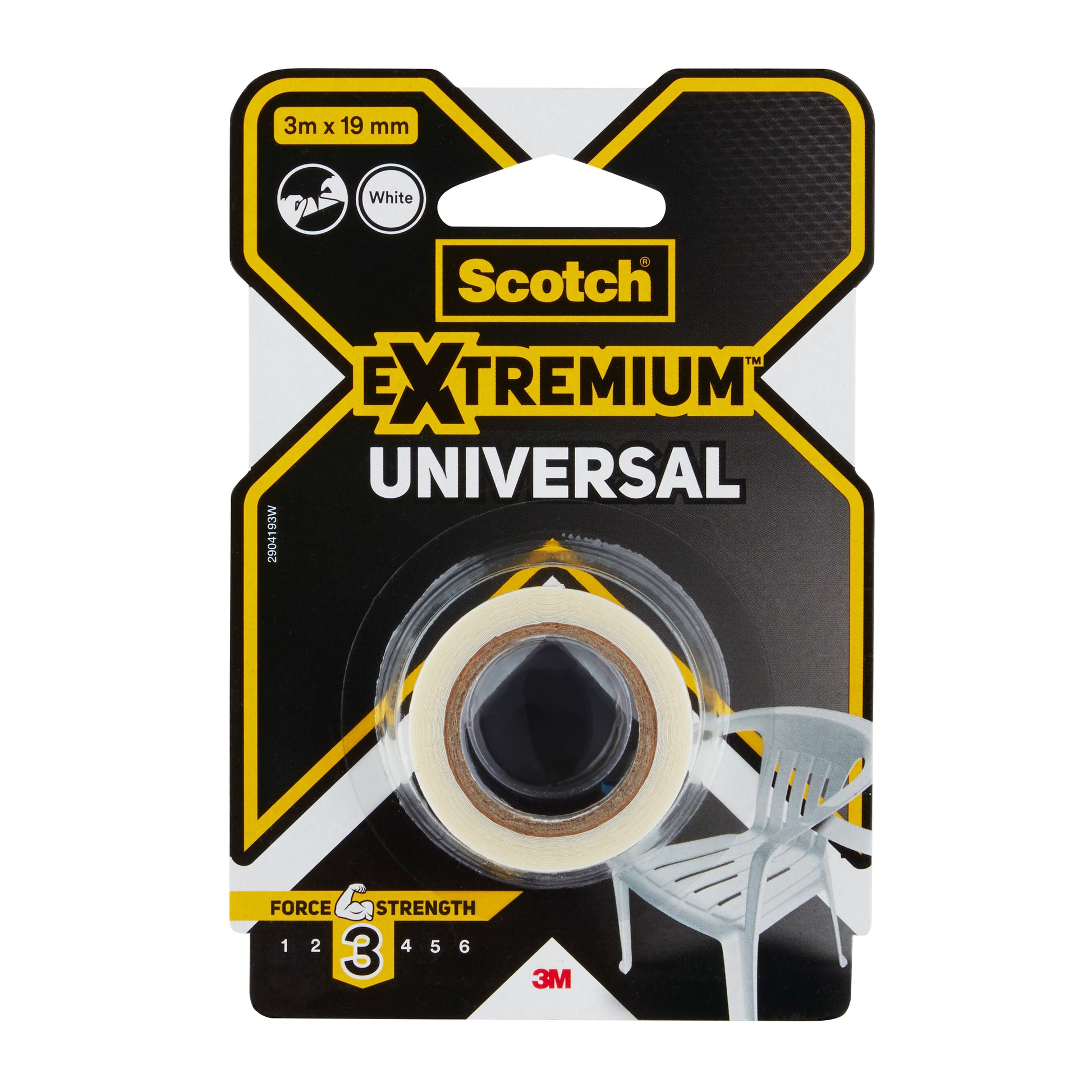 Eine 3 m x 19 mm Rolle Scotch® Extremium™ Universal Klebeband der 3M Deutschland GmbH, weißes Klebeband auf einer Kunststoffspule, verpackt in den Farben schwarz und gelb mit einem rechts unten abgebildeten Kunststoffstuhl.