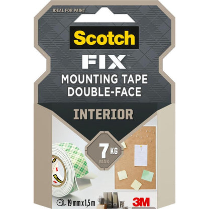 Un paquet de ruban de montage intérieur double face Scotch-FIX™ de 3M Deutschland GmbH, supporte jusqu'à 7 kg, taille du rouleau 19 mm x 1,5 m. L'avant montre du ruban adhésif, des articles de bureau, un tableau d'affichage et le logo 3M.