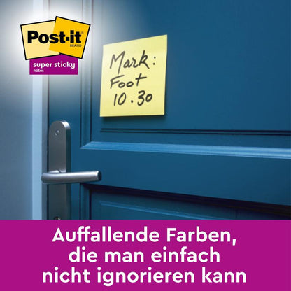 Un Post-it® Super Sticky 100% Note de Recyclage jaune (76x76 mm, 70 feuilles, 100% PEFC) de 3M Deutschland GmbH avec l'inscription "Mark: Foot 10.30" est collé sur une porte bleue; un texte allemand et le logo Post-it apparaissent dans l'image.