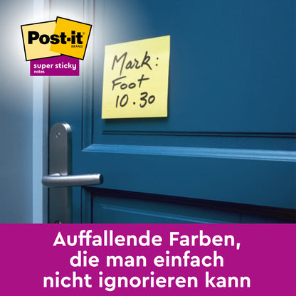 Eine gelbe Post-it® Super Haftnotiz (47,6 mm x 47,6 mm, 90 Blatt/Block) von 3M Deutschland GmbH ist in der Nähe eines blauen Türgriffs angebracht. Auf dem Zettel steht "Mark: Fuß 10.30". Oben ist das Logo zu sehen, unten ein deutscher Text über auffällige Farben.