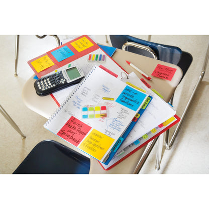 Un bureau de salle de classe avec des cahiers ouverts, des Post-it® Super Sticky Notes (76 mm x 76 mm, 90 feuilles, 100% PEFC) de 3M Deutschland GmbH, une calculatrice scientifique, des stylos, des surligneurs, des trombones et des dossiers - des notes et des rappels remplissent les pages.