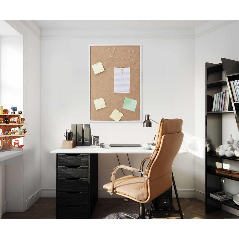 Un bureau à domicile moderne avec une chaise brun clair, un bureau blanc et un bloc de tiroirs noir. Les notes sont fixées avec le ruban de montage intérieur double face Scotch-FIX™ de 3M Deutschland GmbH sur le panneau en liège. À l'arrière-plan se trouvent une étagère noire et une étagère à jouets.