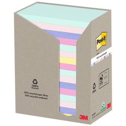 Une boîte de notes de recyclage Post-it® (76 mm x 127 mm, 100 feuilles/bloc, 100% PEFC) de 3M Deutschland GmbH contient des notes pastel lignées et affiche le logo Post-it avec des symboles de recyclage sur le devant.