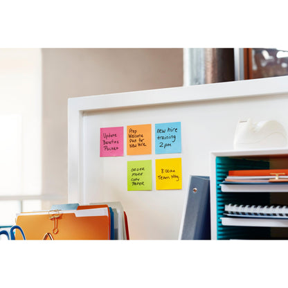 Neben einem Regal mit ordentlich abgelegten Post-it® Super Sticky Würfeln, farbig, 440 Blatt (76 x 76 mm) von 3M Deutschland GmbH, hängt ein Whiteboard mit sechs Klebezetteln für wichtige Erinnerungen.
