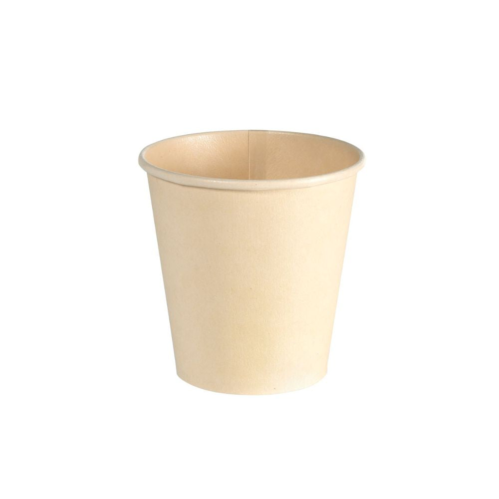 Sur un fond blanc, on voit un simple gobelet en carton jetable beige de Duni GmbH. Le gobelet à café Duni Sweet imprimé en bagasse a une texture lisse et une forme simple, idéal pour les boissons. Il est biodégradable et donc respectueux de l'environnement, soulignant la durabilité.
