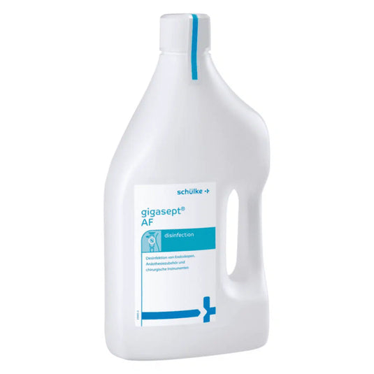 Une bouteille de désinfectant pour instruments Schülke gigasept® instru AF (sans aldéhyde) de Schülke & Mayr GmbH, blanche avec des accents bleus, pour la désinfection d'instruments médicaux, y compris les endoscopes. L'étiquette contient du texte et une croix médicale.